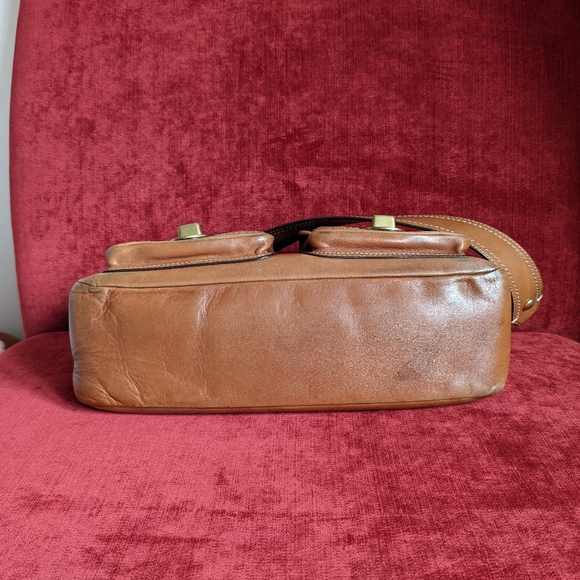 SOLD - Gorgeous Preloved Coach Glovetanned Leather Shoulder Bag in a tan color - Picture 8 of 14